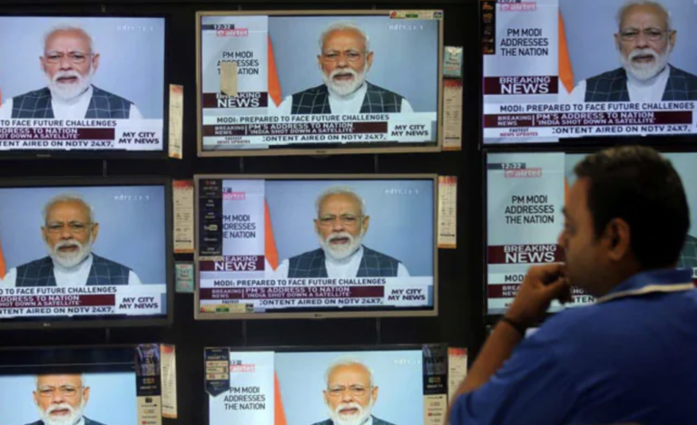 पीएम मोदी उड़ा रहे हैं आचार संहिता की धज्जियां